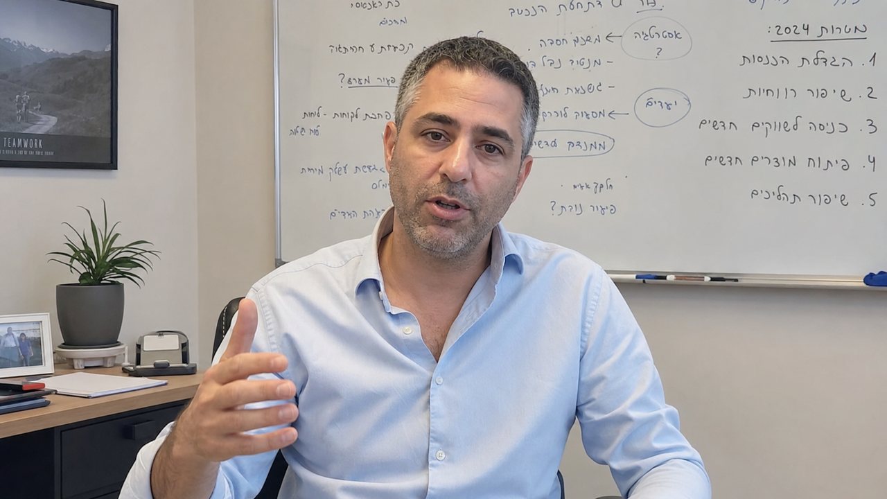 נדב מסביר את שיטת הליווי