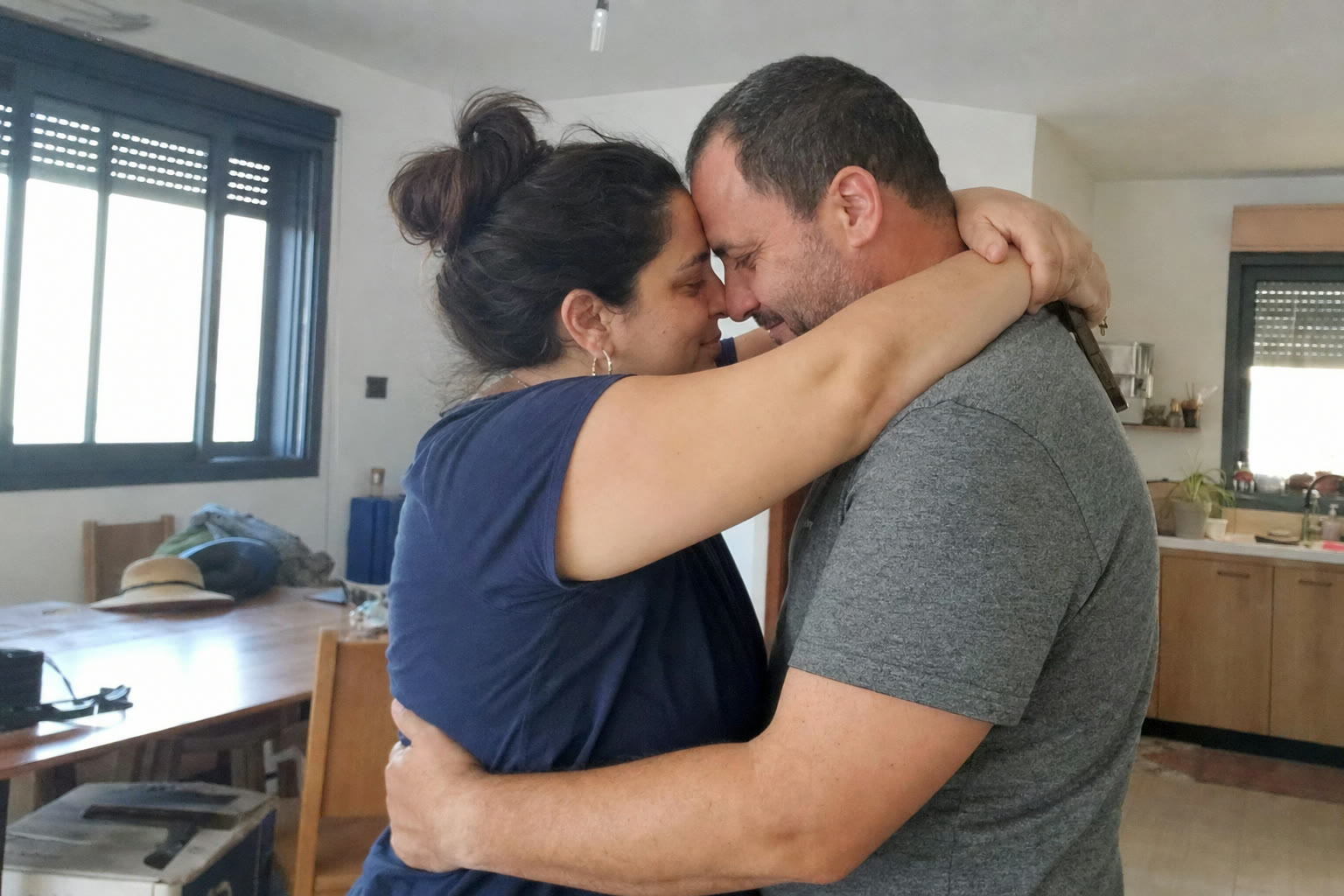 רגע של קרבה בין בני זוג